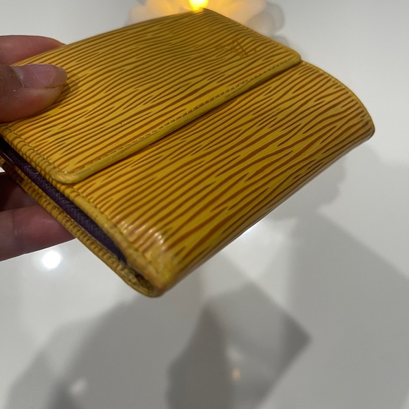 AUTHENTIC LOUIS VUITTON EPI WALLET - Picture 14 of 15